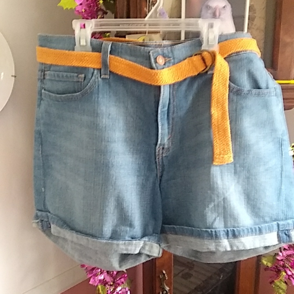NWOT Levi's 515 shorts with belt